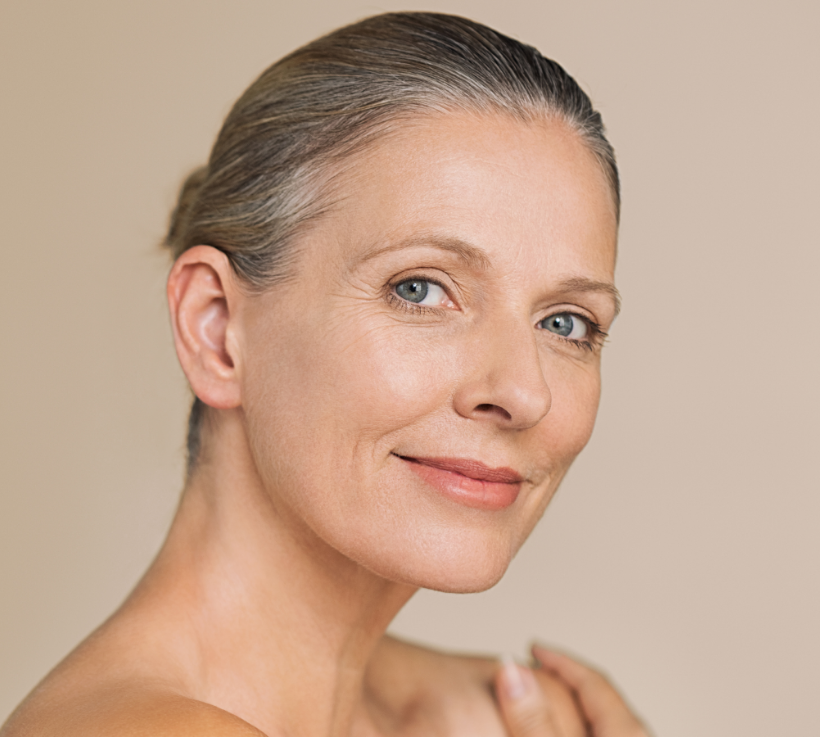 Eine Nahaufnahme des Gesichts einer Frau mit einem Lächeln im Gesicht.