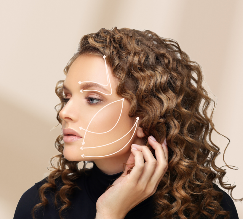 Eine Frau mit lockigem Haar hat Linien im Gesicht