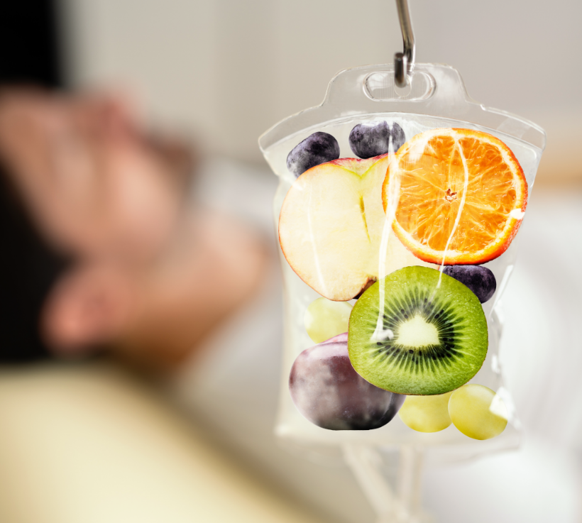 Eine Person bekommt eine Tüte Früchtetee.