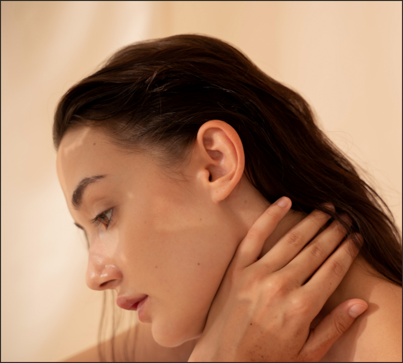 Eine Nahaufnahme des Gesichts einer Frau mit der Hand am Hals