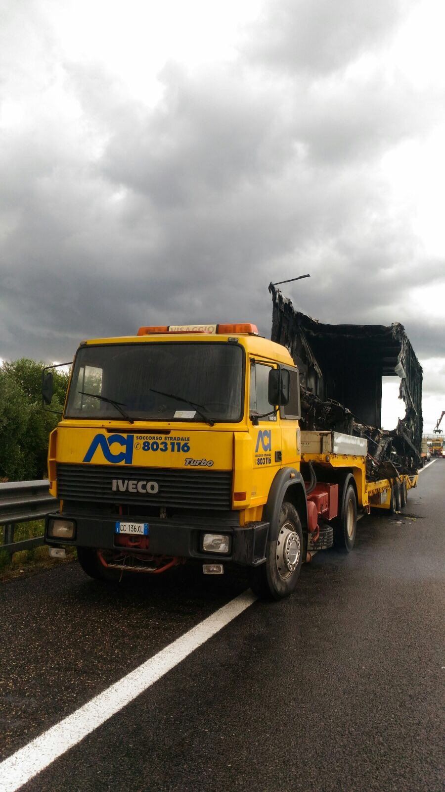 carro attrezzi giallo