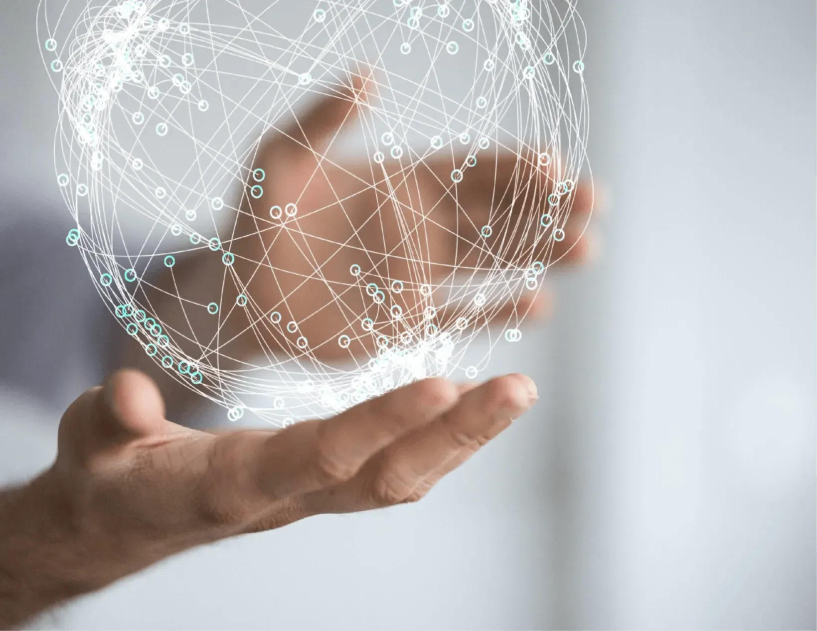 Manos que sostienen una brillante red digital interconectada de globos terráqueos