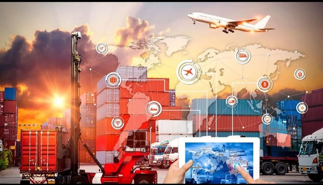 Superposición digital de un mapamundi e iconos logísticos sobre un puerto concurrido con contenedores