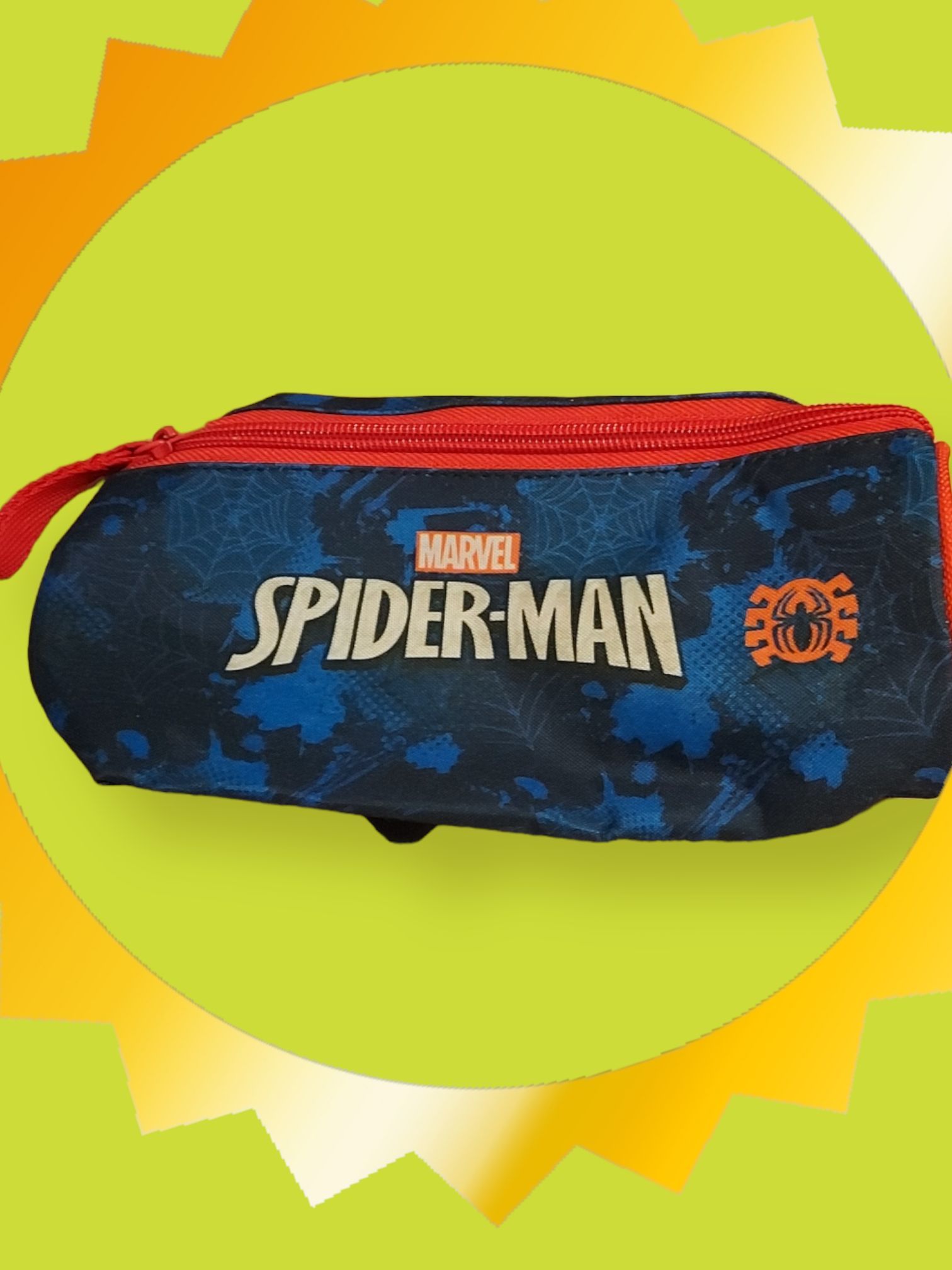 Een etui met een spiderman-logo erop