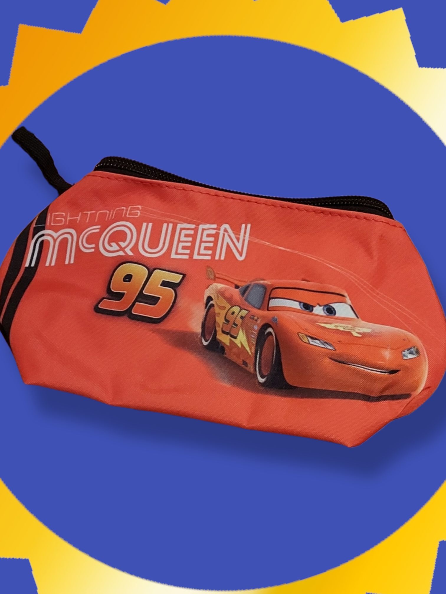 Een rode etui met mcqueen 95 erop