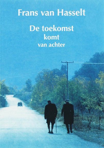 Een boek van frans van hasselt toont twee mannen die over een weg lopen