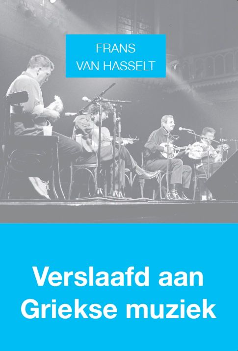 Een groep mannen die instrumenten bespelen op een podium met de woorden frans van hasselt bovenaan