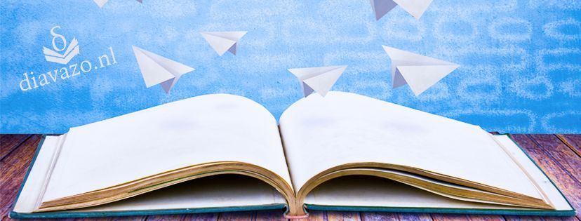 Een open boek met blanco bladzijden, papieren vliegtuigjes die in een blauwe lucht vliegen.