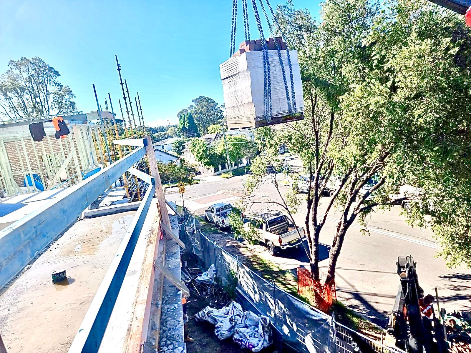 Earlwood Lifting Bricks — Sydney, NSW — Level8 Cranes