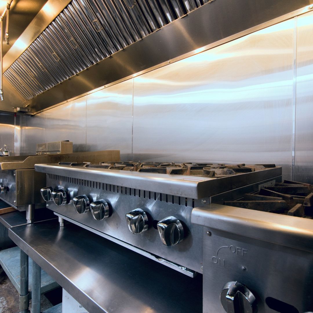 Una estufa de acero inoxidable en una cocina comercial.