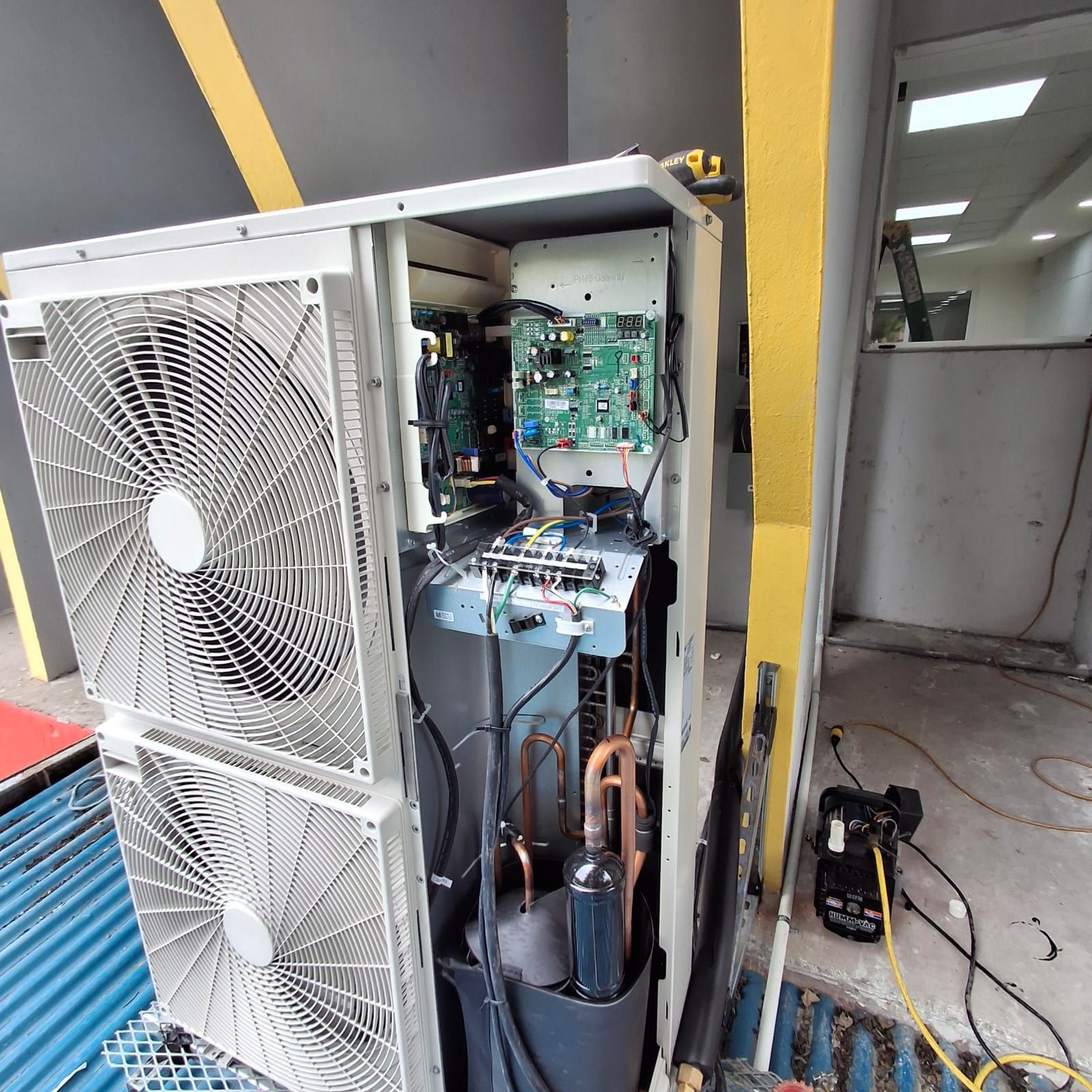 Se está reparando el interior de un acondicionador de aire.