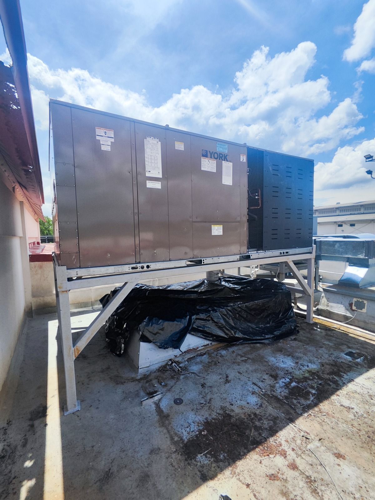 Una gran caja de acero inoxidable se encuentra encima de una plataforma de hormigón.