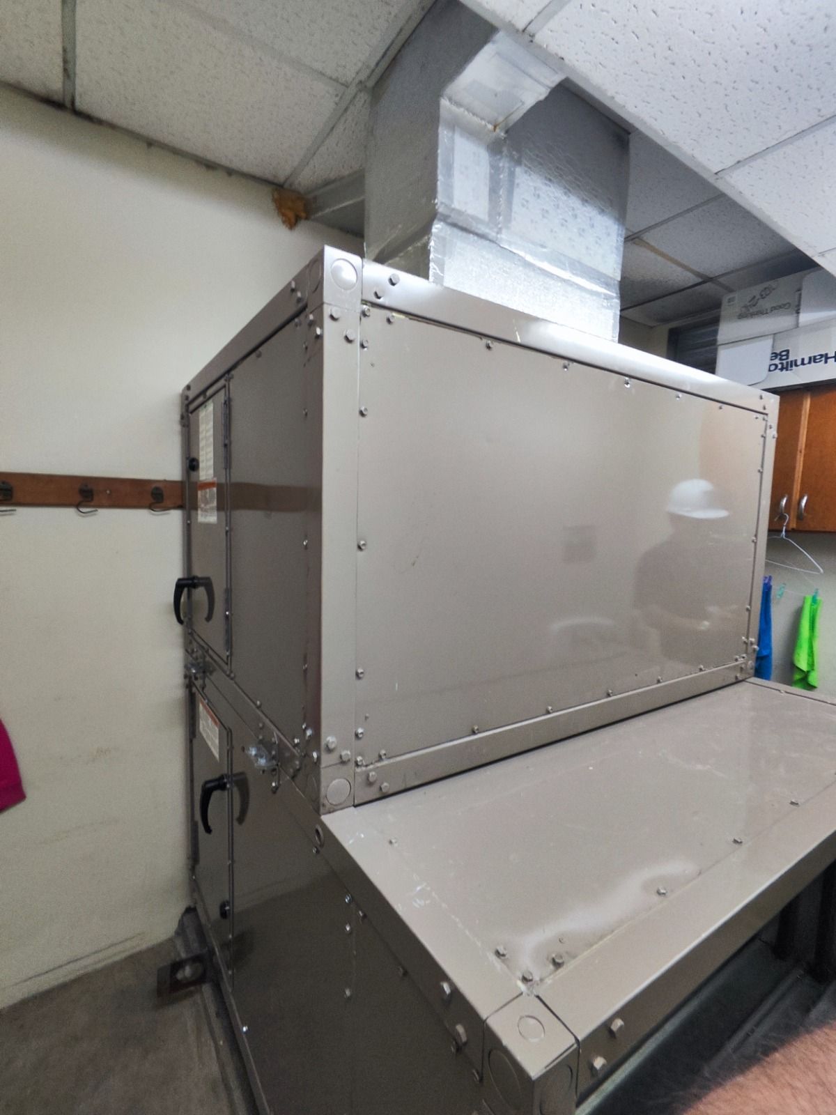 Una gran caja de acero inoxidable se encuentra sobre una mesa en una cocina.