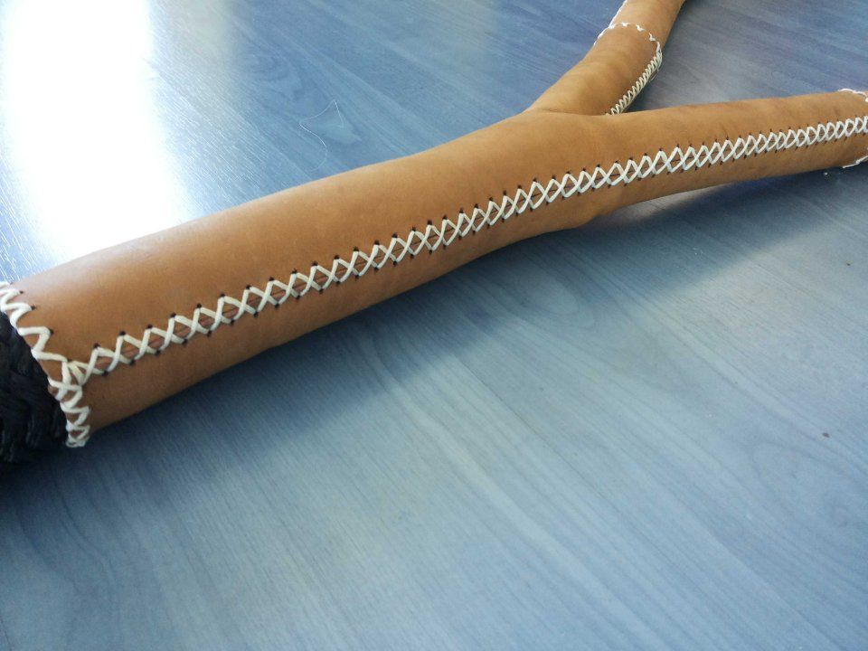 particolare di una cima di ormeggio in pelle