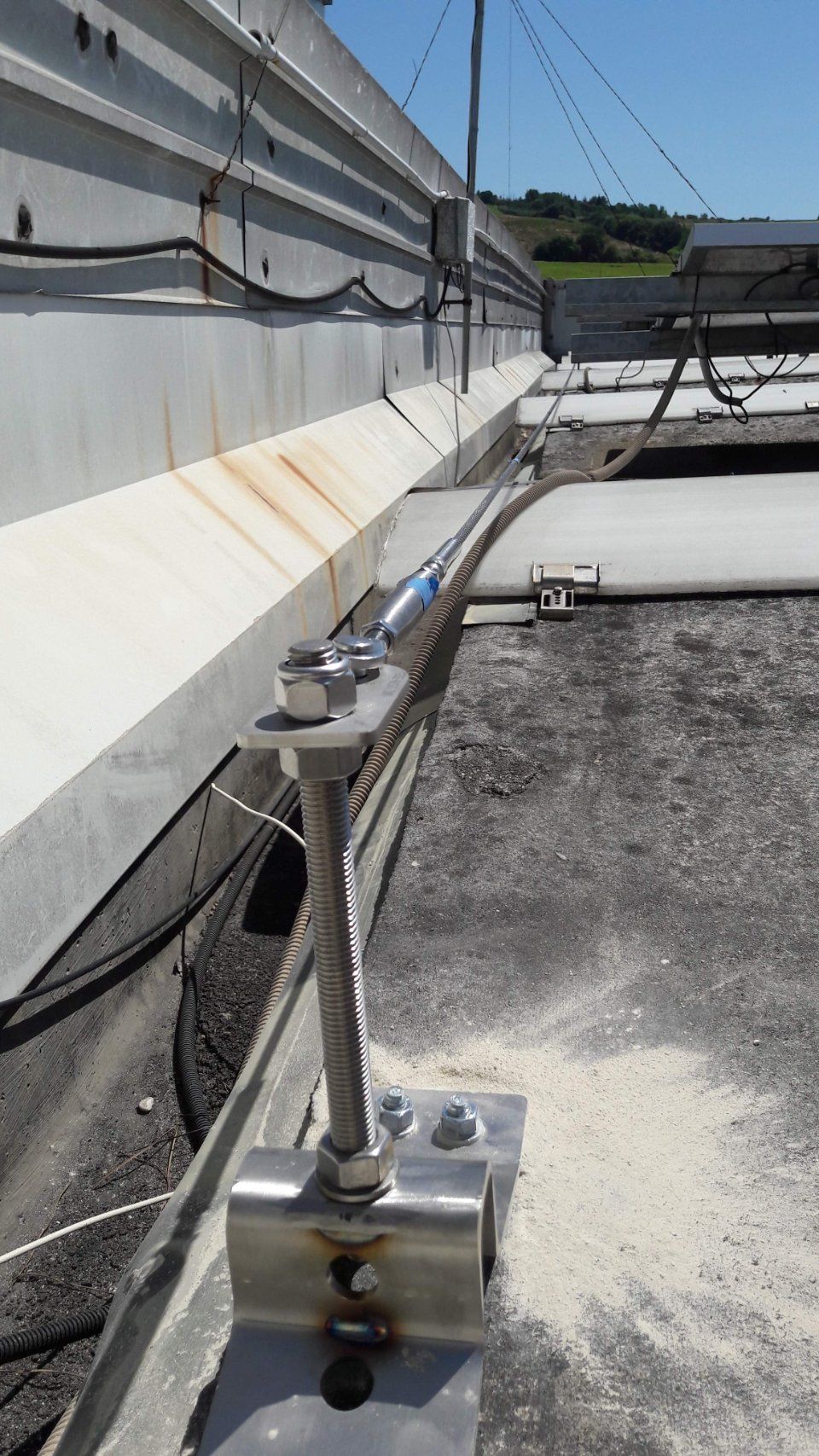 installazione di linee vita su una copertura industriale