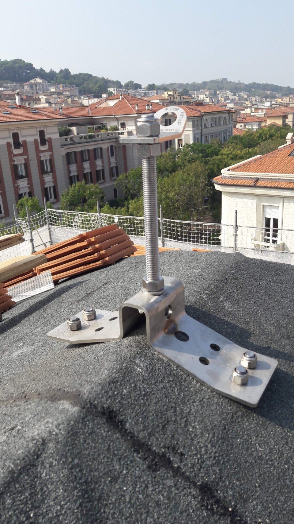 installazione di linee vita su un tetto condominiale