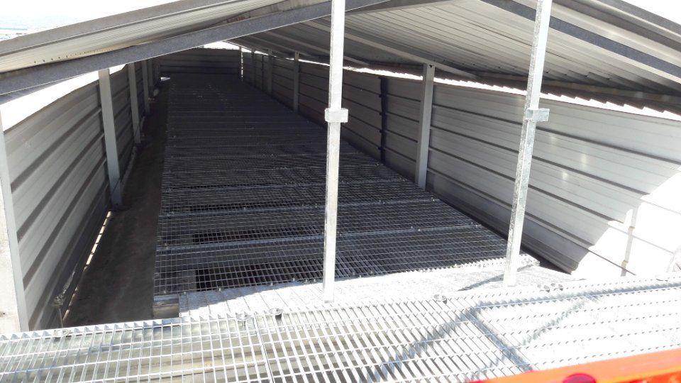 installazione di linee vita su un tetto industriale