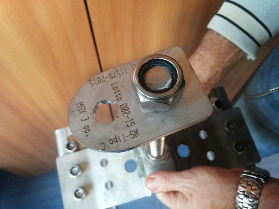 dettaglio di un sistema di sicurezza per lavori in quota