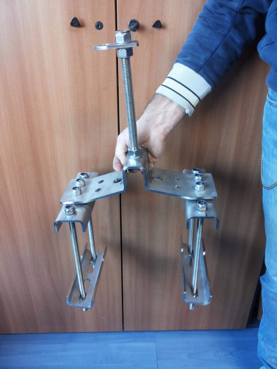 accessori in metallo per la sicurezza aziendale