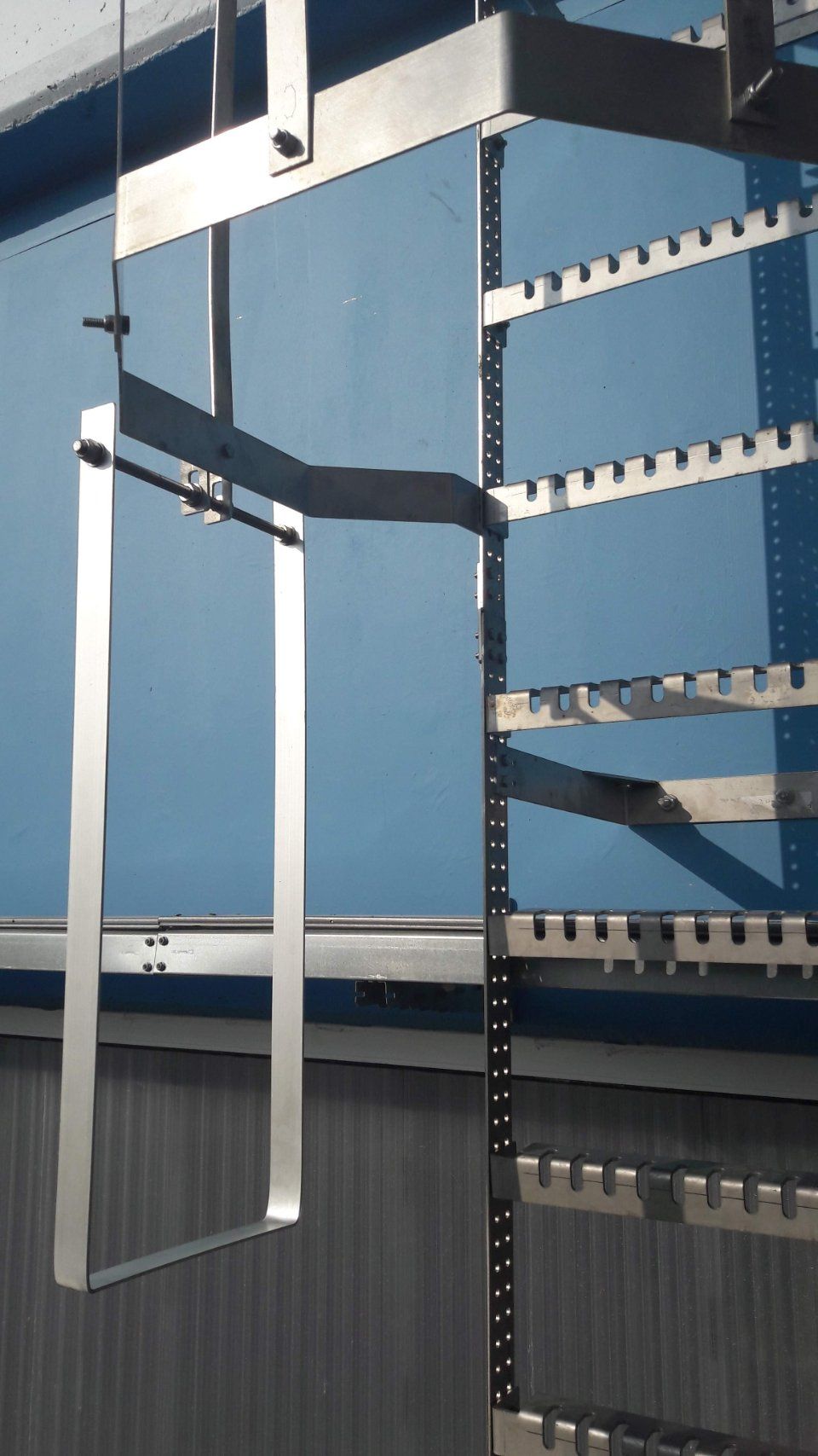 scala in acciaio in un cantiere navale