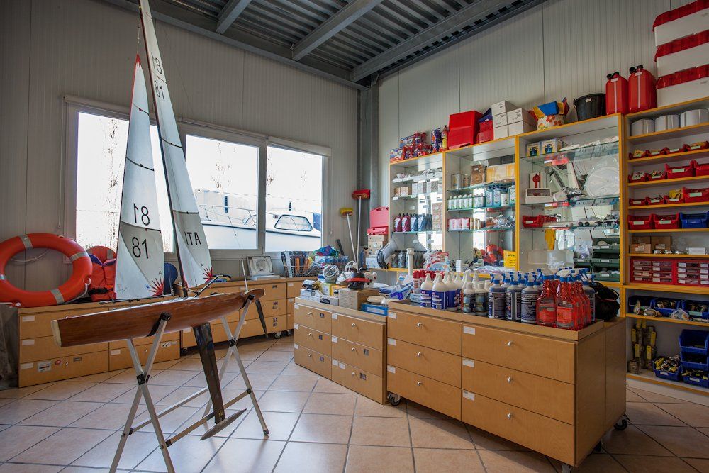 interni del negozio di articoli nautici