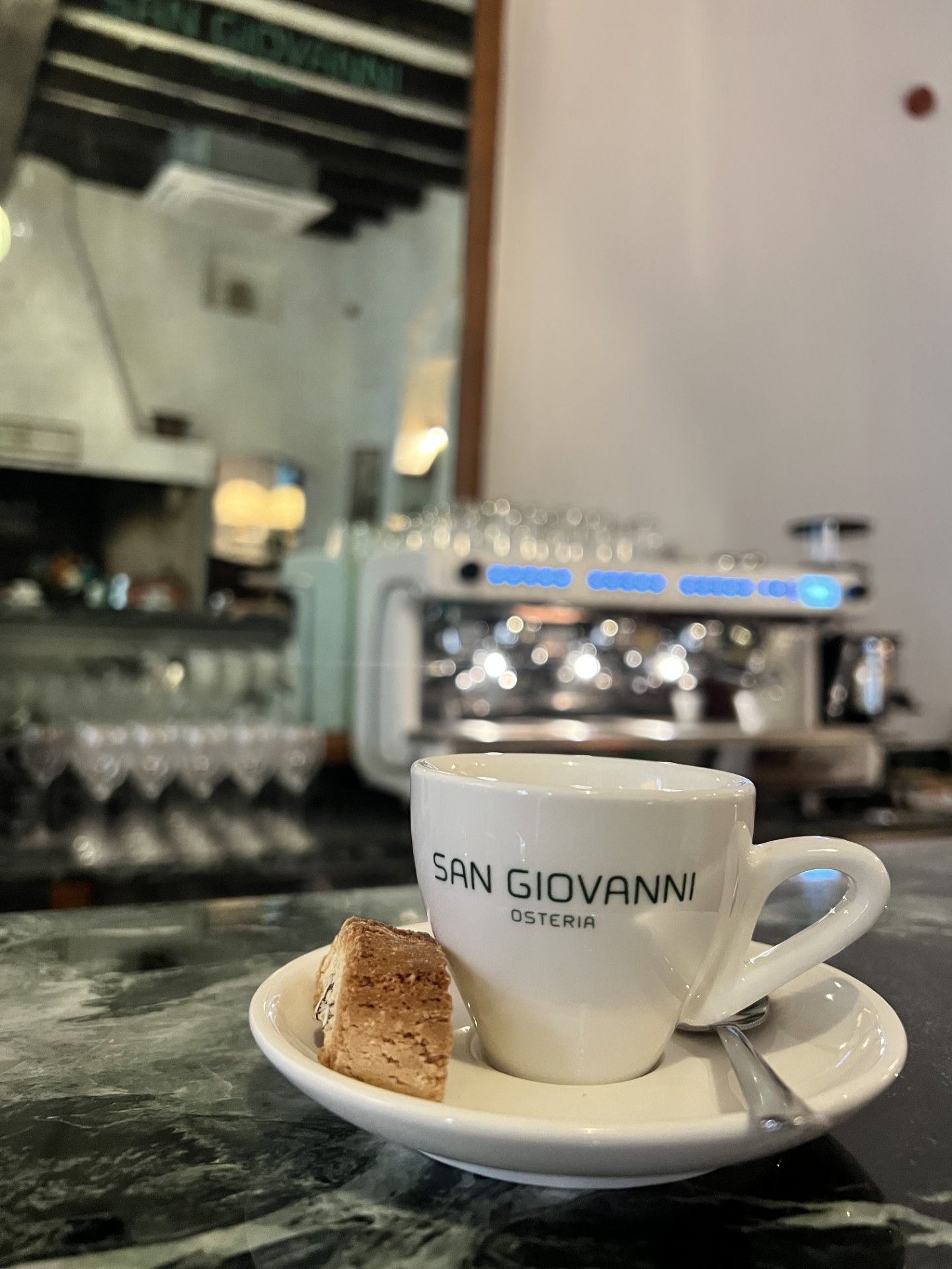 Tazza di caffè e biscotti su un piattino, logo 