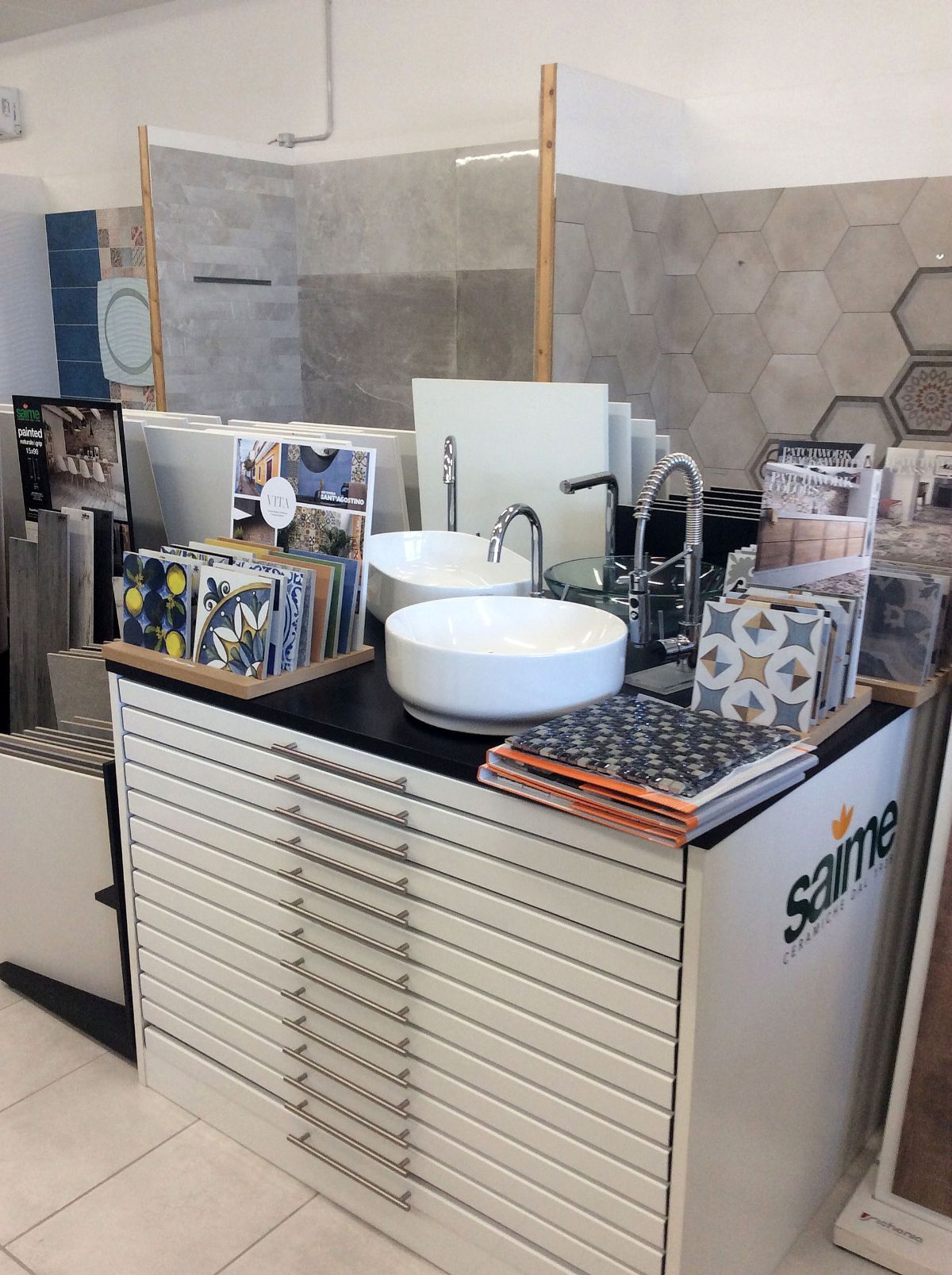 Campionario di piastrelle per interni