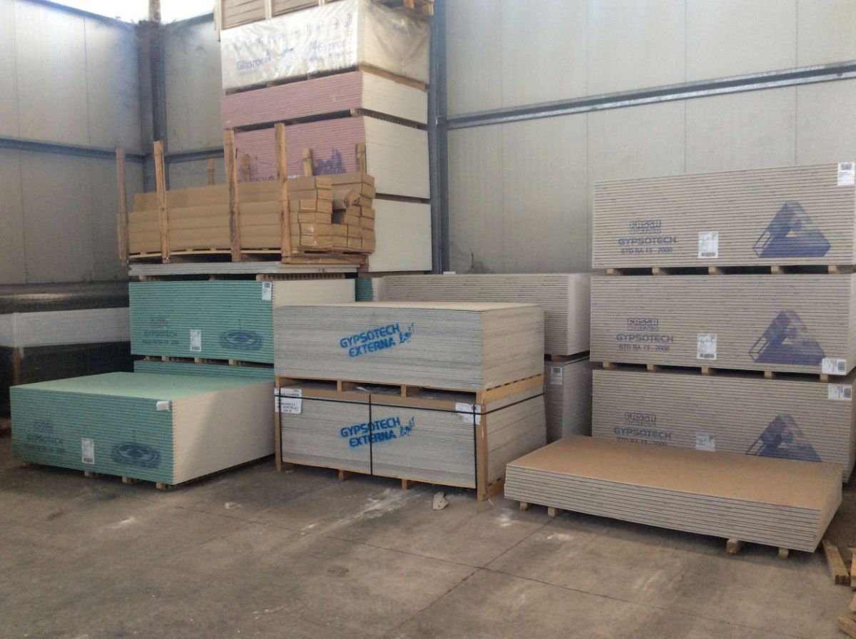 Lastre per pavimentazione conservate in magazzino