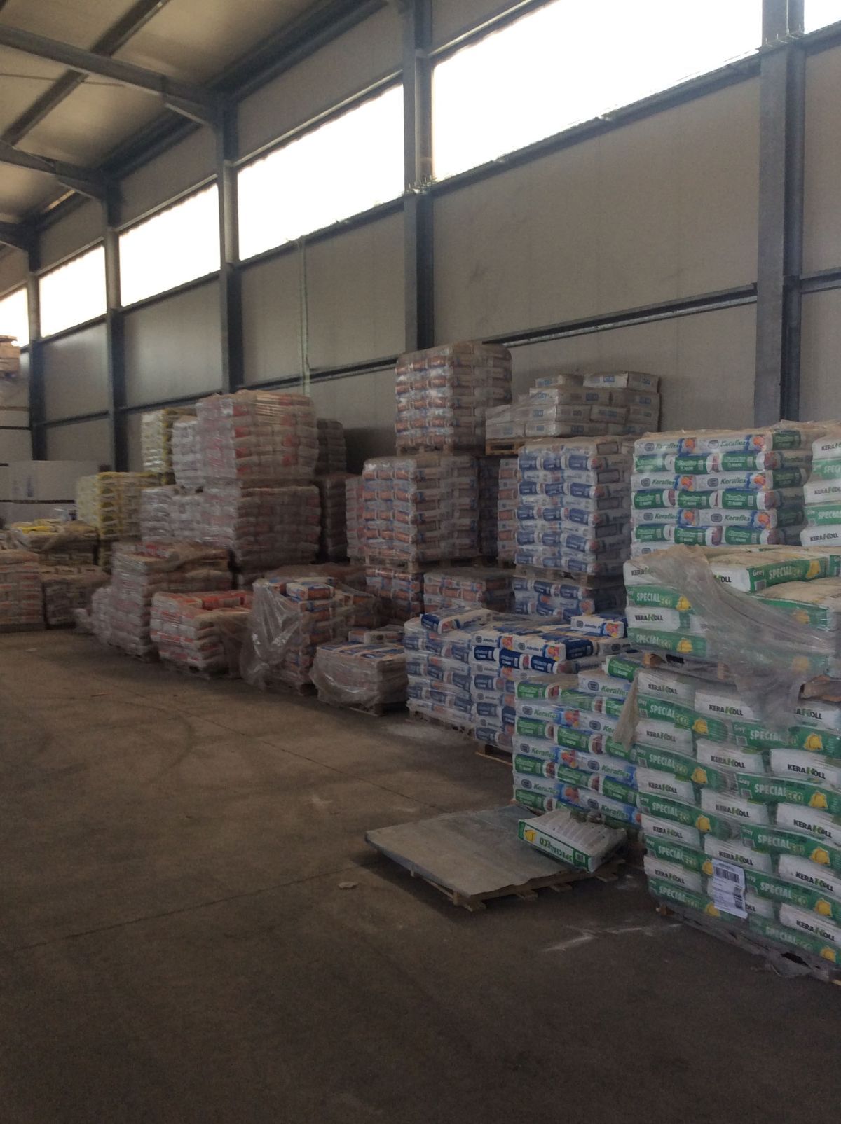 Diversi tipi di materiali da costruzione conservati in magazzino