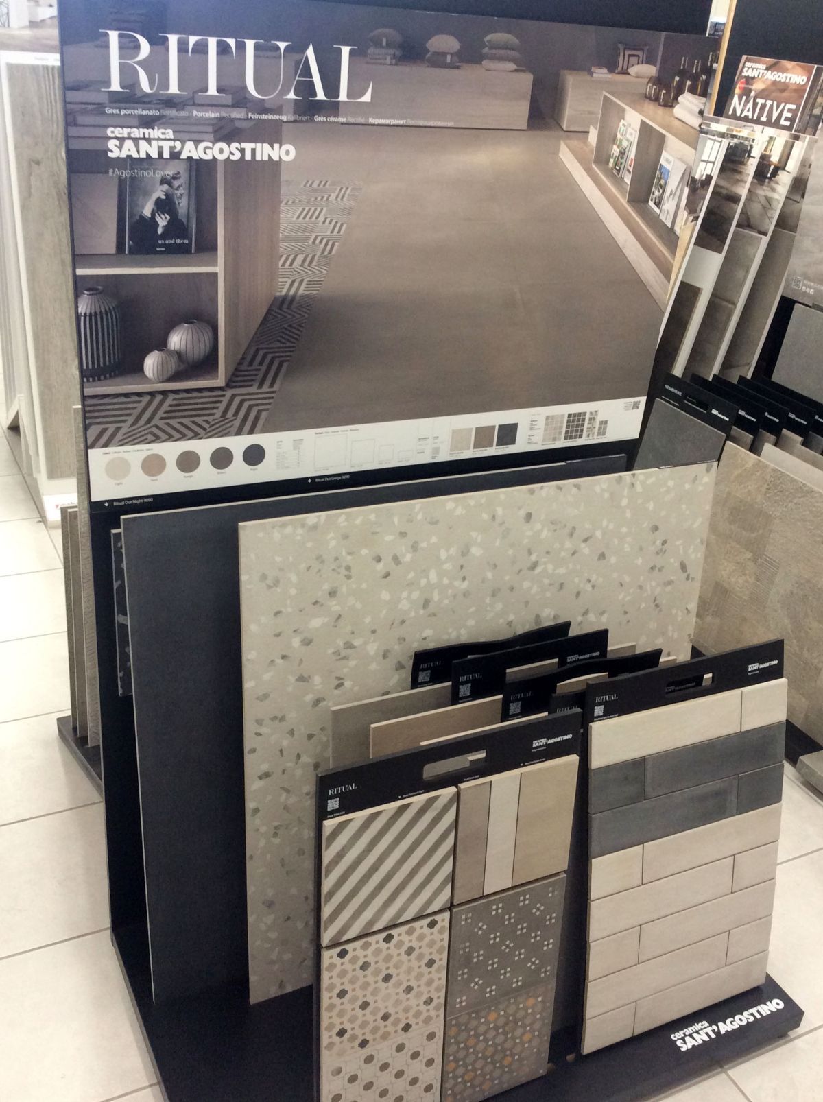 Diversi tipi di rivestimenti e piastrelle