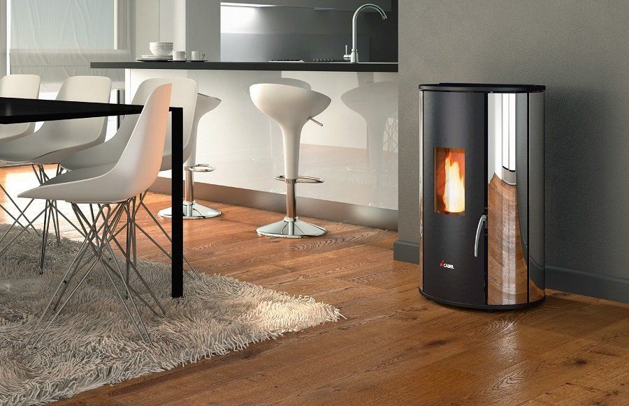 Salotto con elementi in design riscaldato da una stufa a pellet