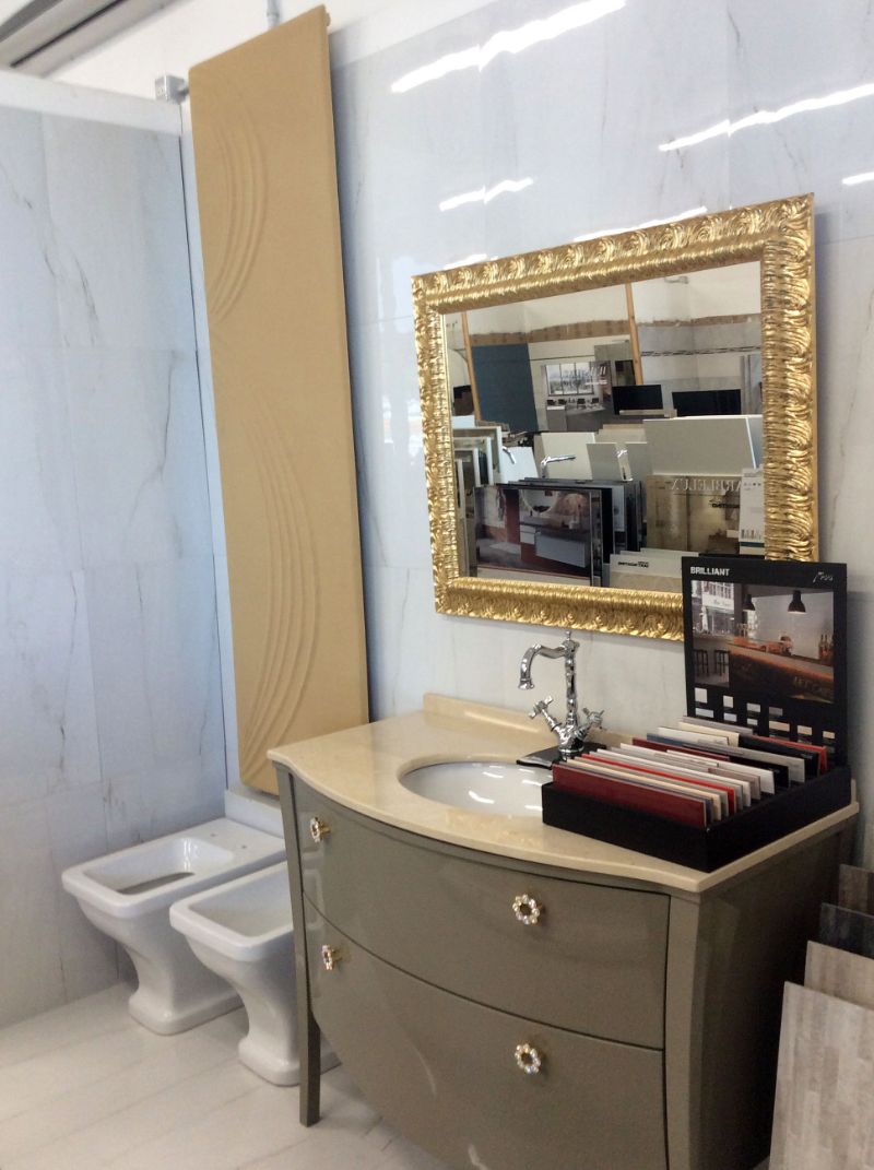 Selezione di rivestimenti e arredi per il bagno