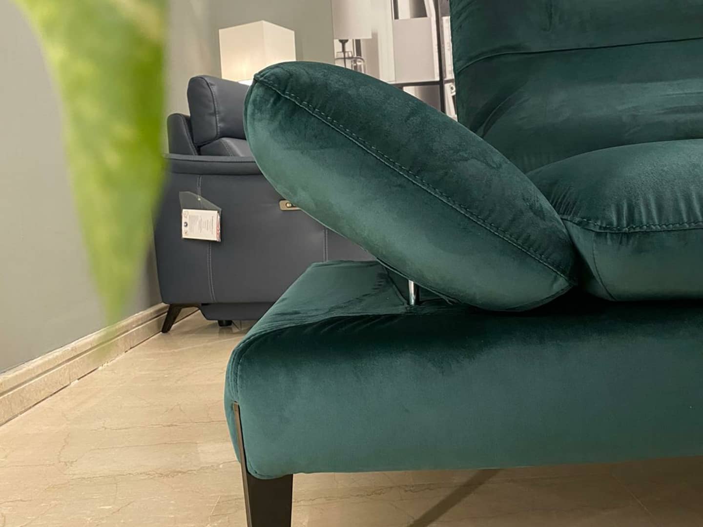 sofà foderato di velluto verde