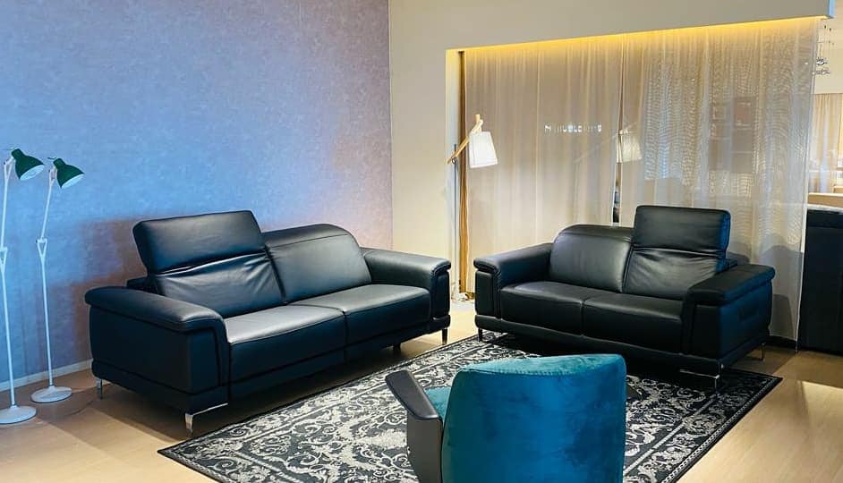 divano di pelle nera