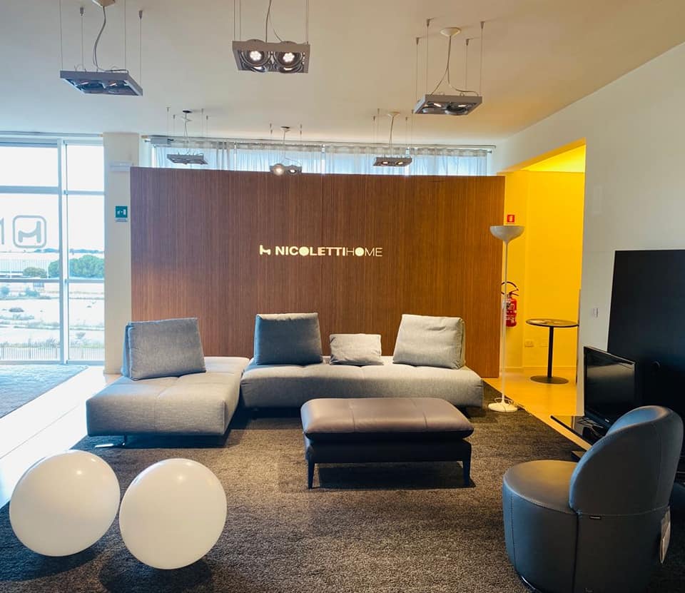 divano con spalliera mobile