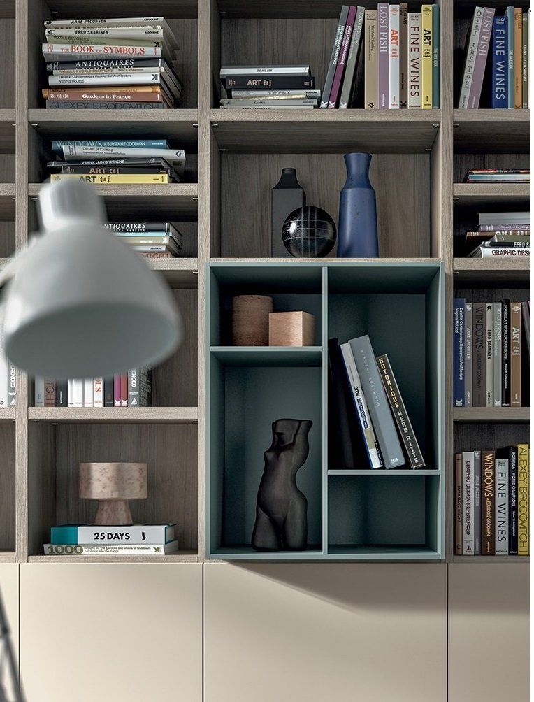 parete attrezzata con scaffali