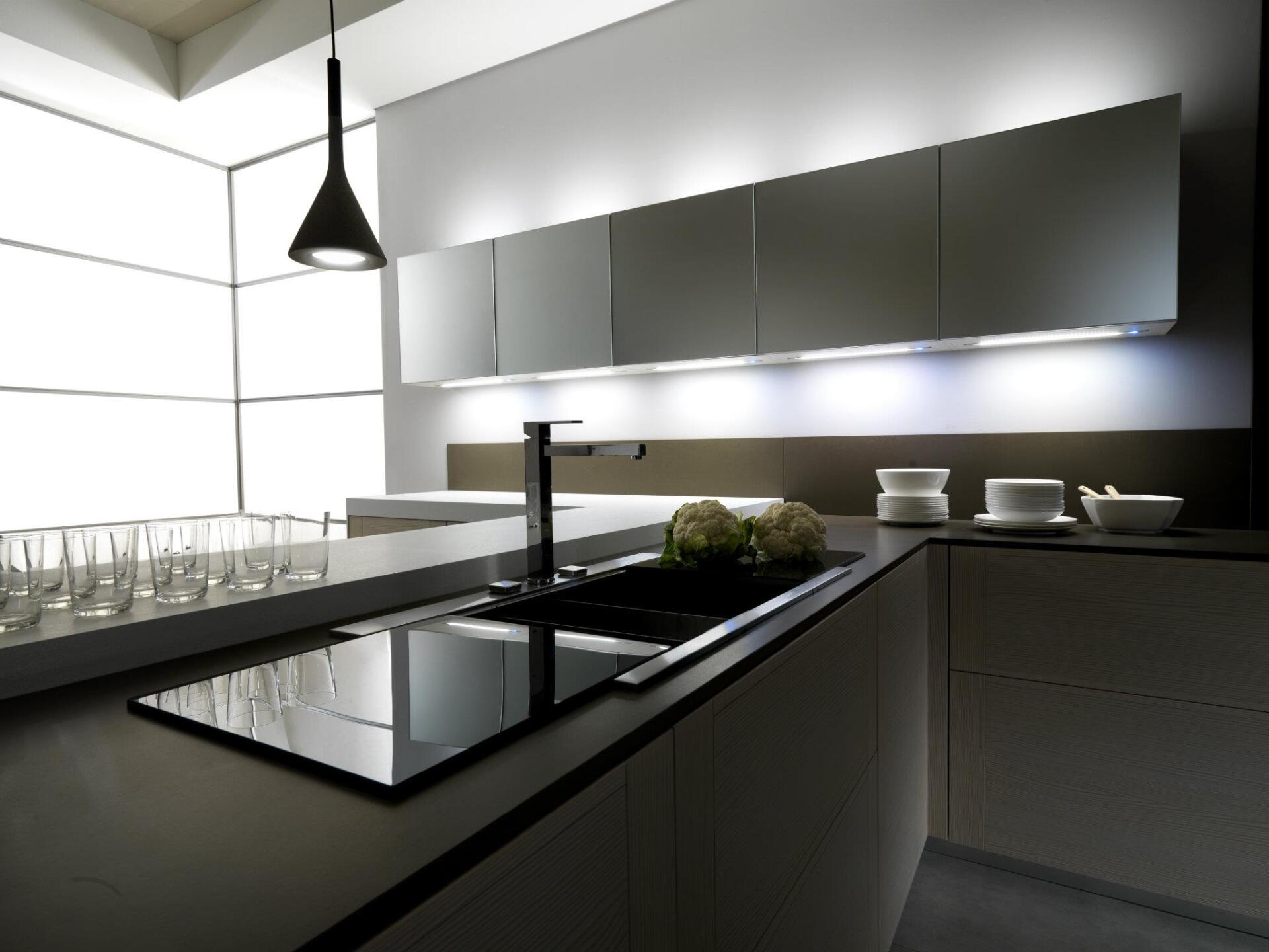 cucina con cappa sospesa su isola