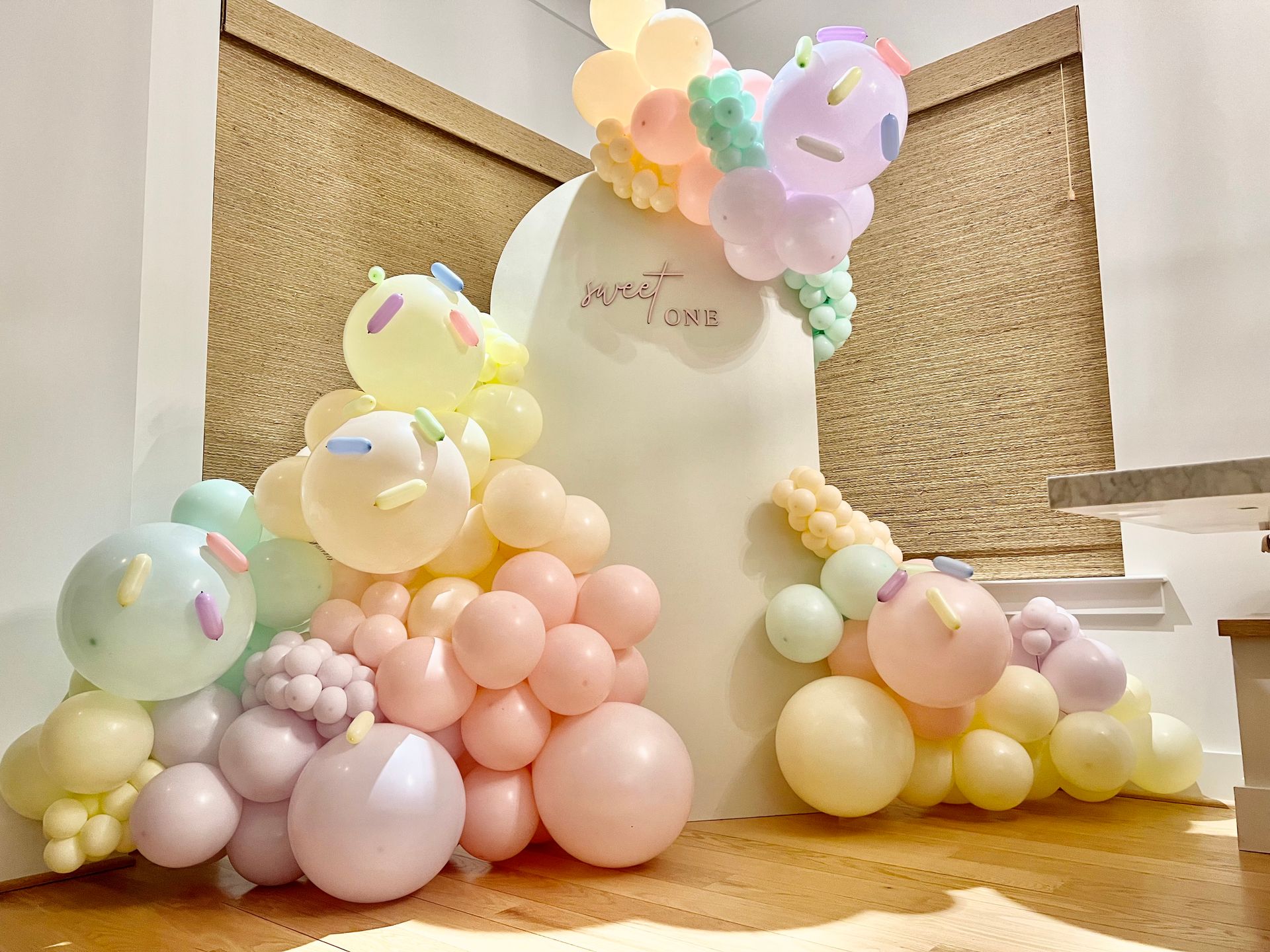 A bunch of balloons are sitting on the floor in a room.