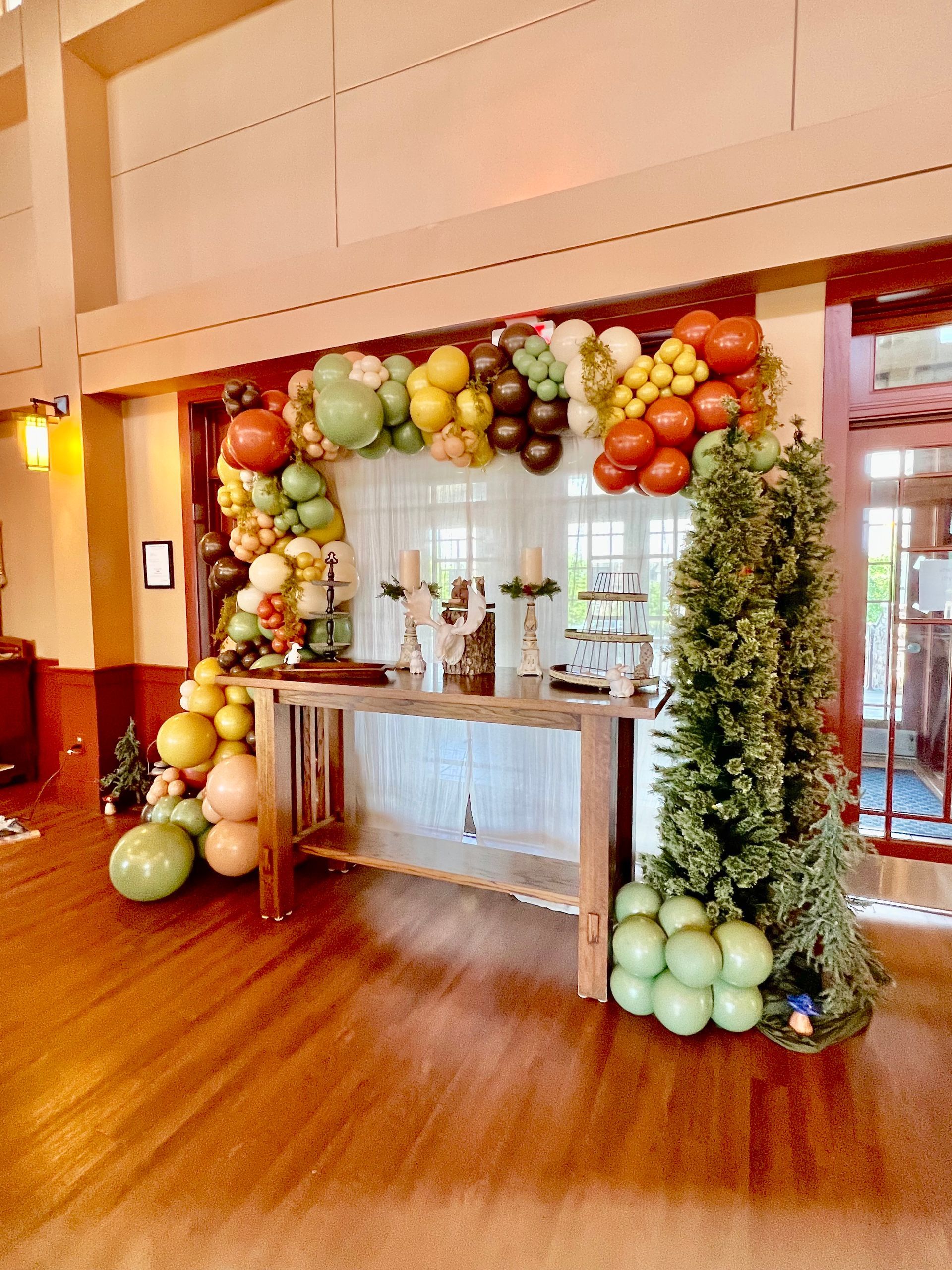 A room filled with balloons and a christmas tree.