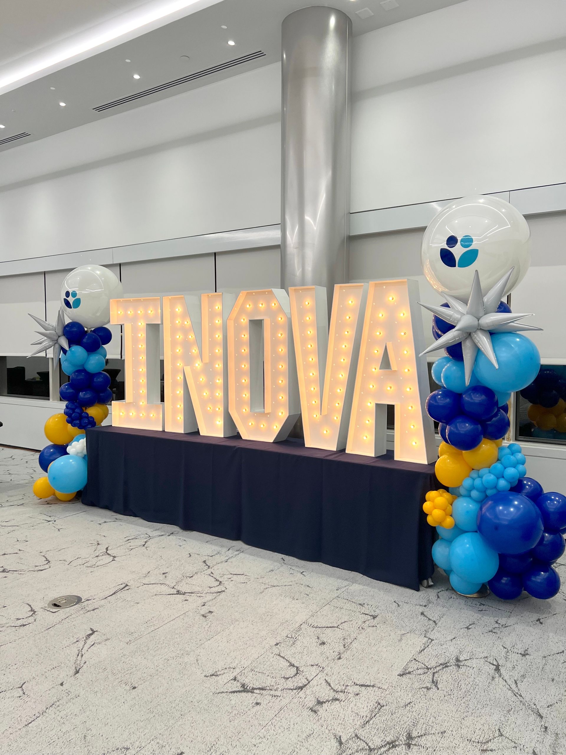The word inova is surrounded by blue and yellow balloons