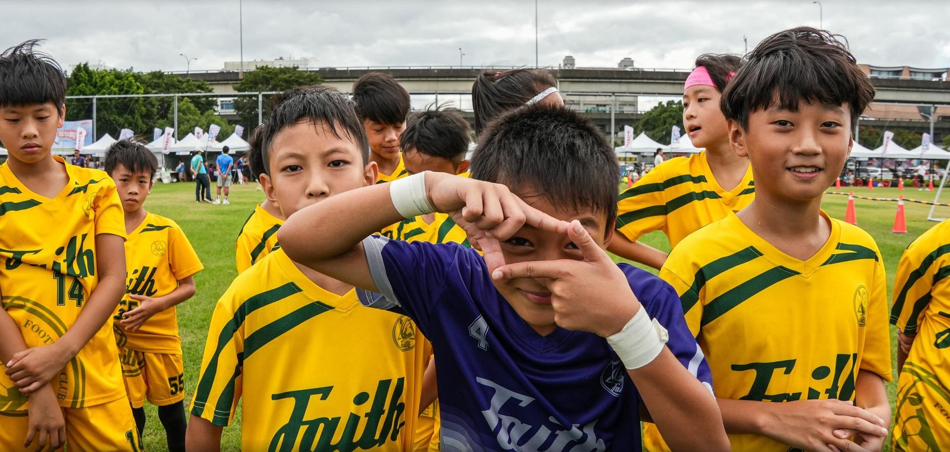 一群小男孩站在足球場上。