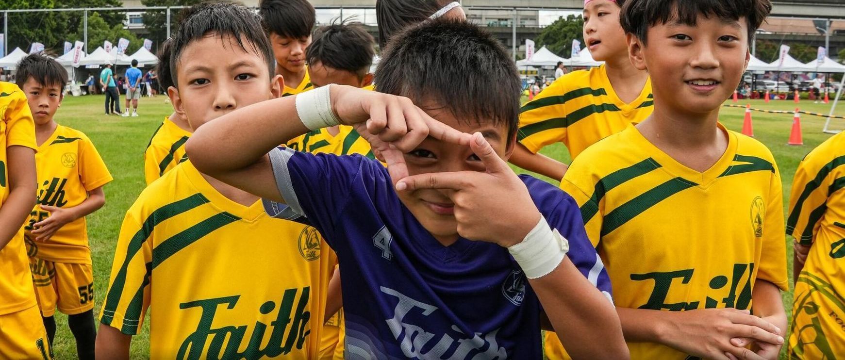 一群小男孩擠成一團站著。