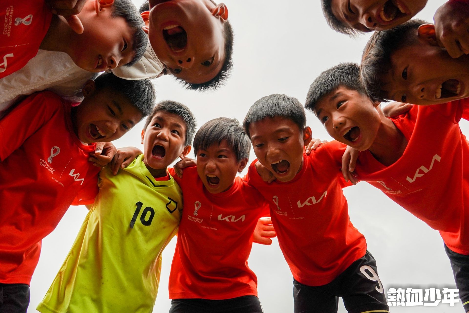 一群小男孩擠成一團站著。