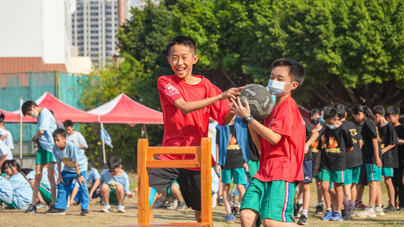 一群小男孩正在椅子上玩球遊戲。