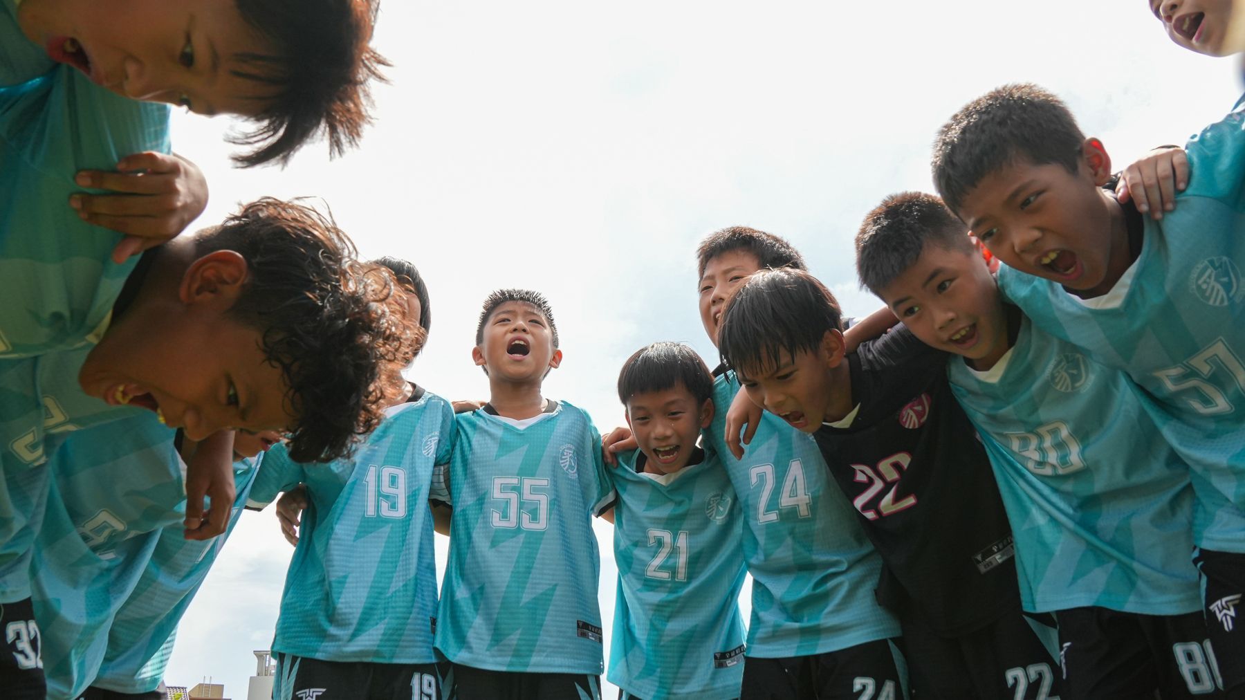 一群小男孩擠在一起。