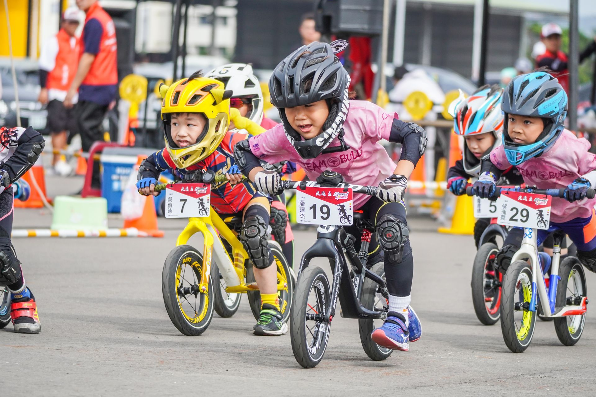 一群小孩子正在路上騎平衡車。