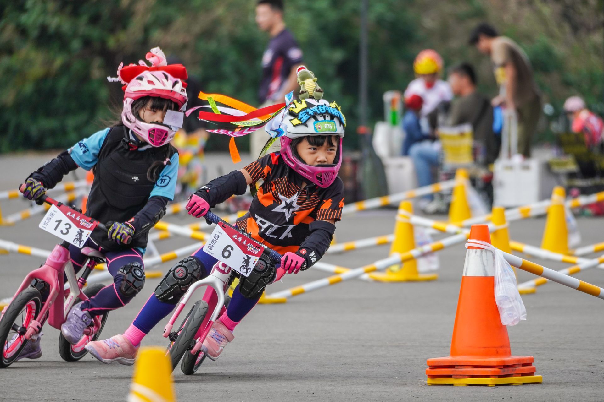 兩個年輕女孩正在路上騎平衡車。