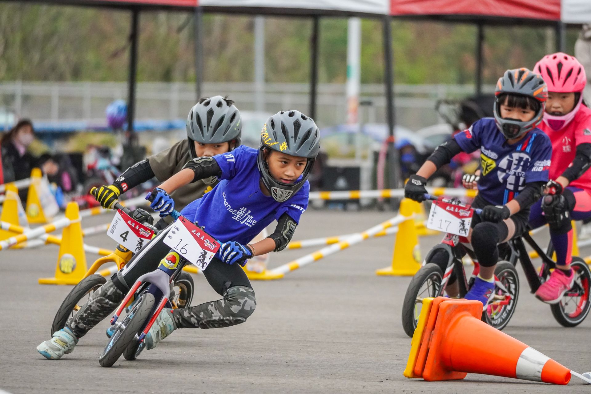 一群小孩子正在路上騎腳踏車。
