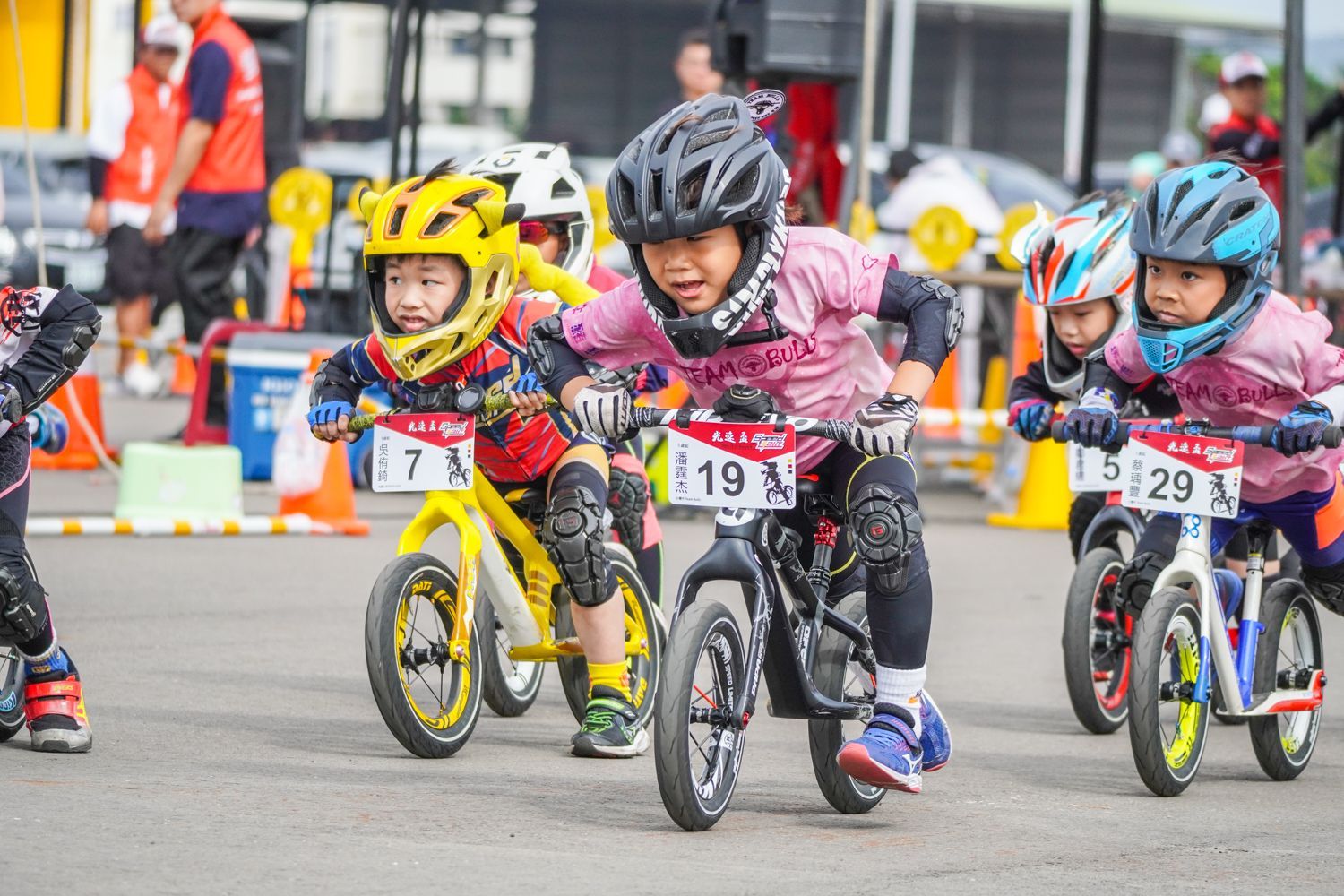 一群小孩子正在路上騎平衡車。