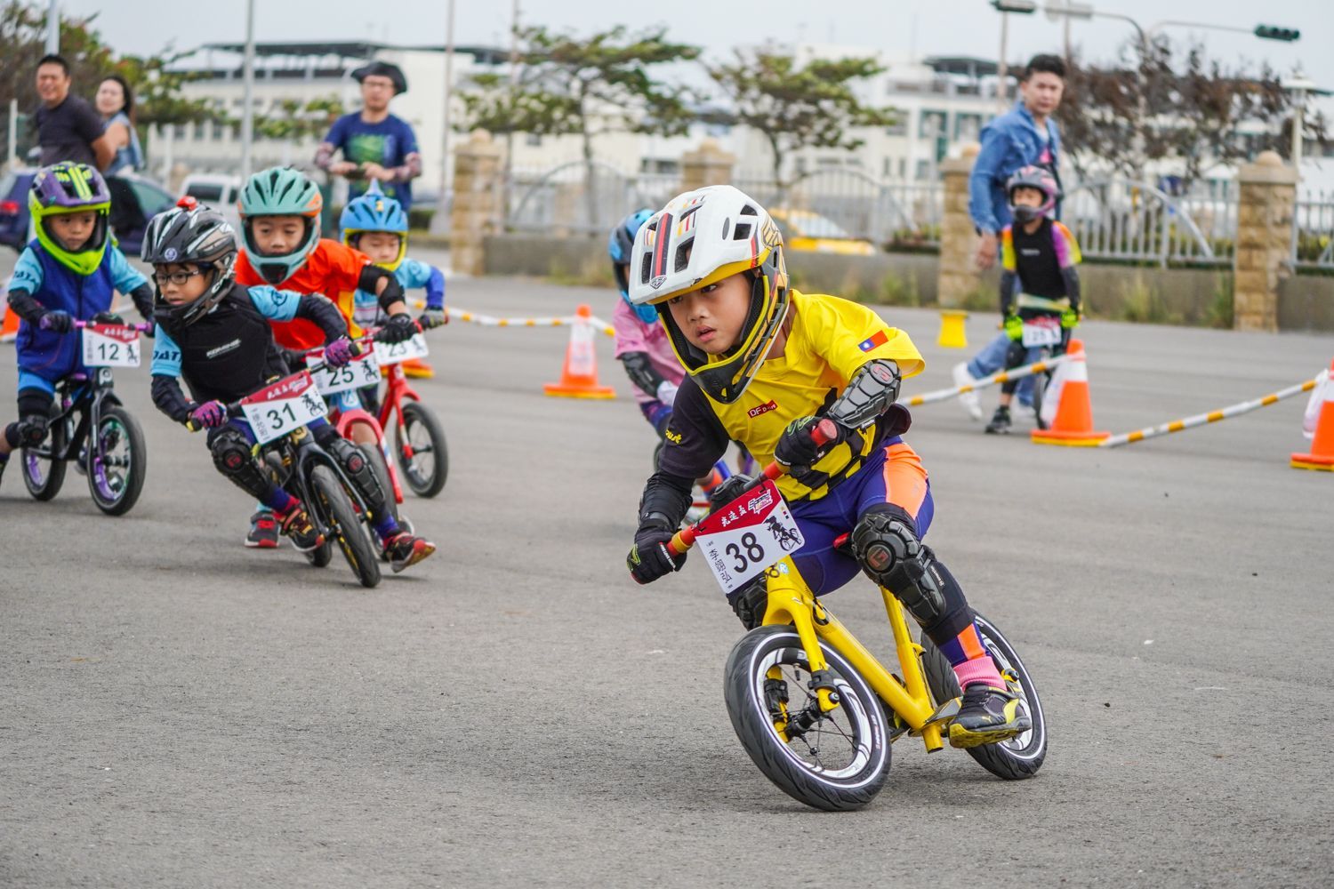 一群小孩子正在路上騎腳踏車。